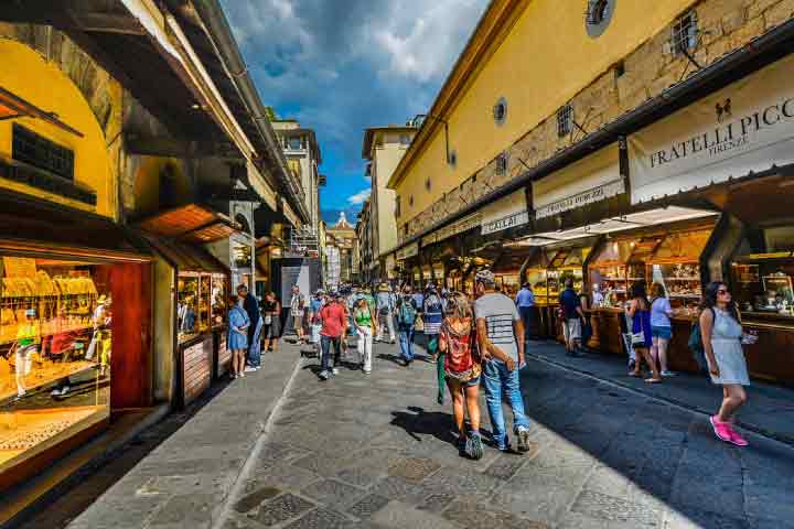 Ponte Vecchio: A Ponte Vecchio é um dos símbolos da cidade de Florença. Ali, você encontrará joalherias e lojas tradicionais. Um passeio entre história e elegância.