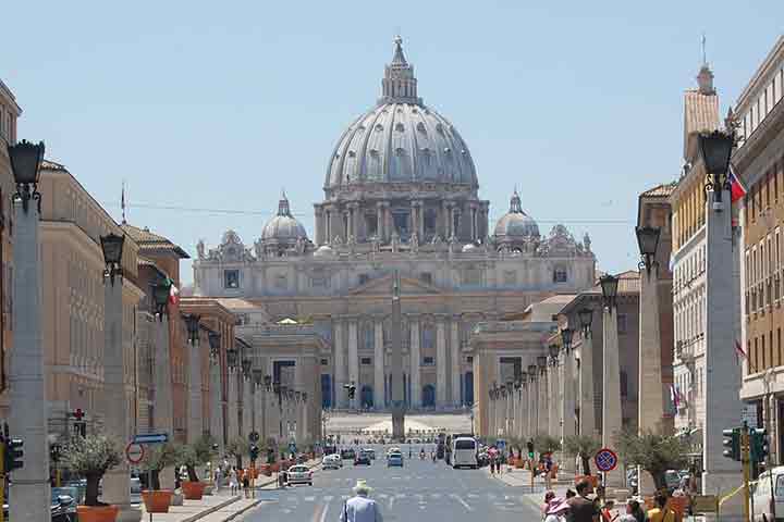 Vaticano: O Vaticano oferece muitas atrações. Explore a Basílica de São Pedro, os Museus do Vaticano e a Capela Sistina. A duração da visita é de meio dia. Vale a pena!