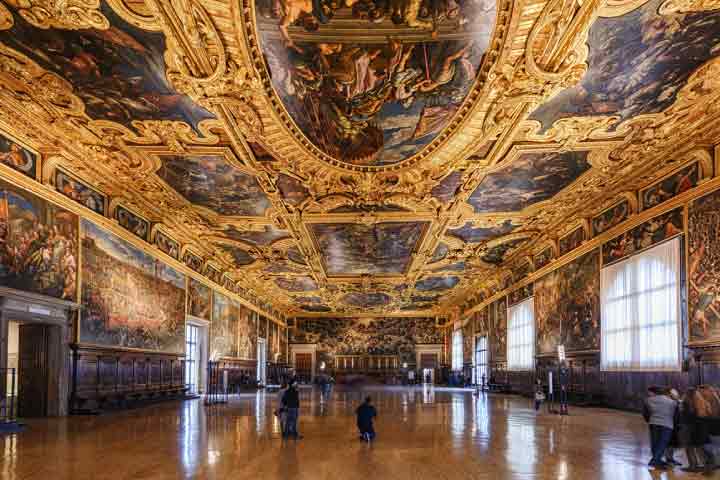 Palácio Ducal: Explore o Palácio Ducal em Veneza, na Praça de São Marcos, uma obra-prima da arte gótica. Exibindo obras de Tintoretto, Bellini e Veronese. Destaque para as prisões que inspiraram Lord Byron.