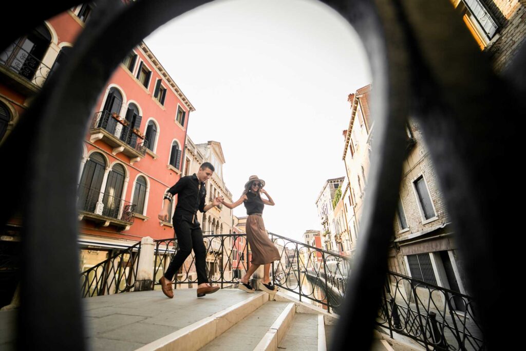 Casal que se move rapidamente por Veneza