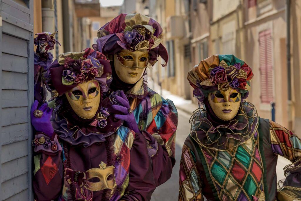 Pessoas mascaradas curtindo o carnaval durante o inverno de Veneza