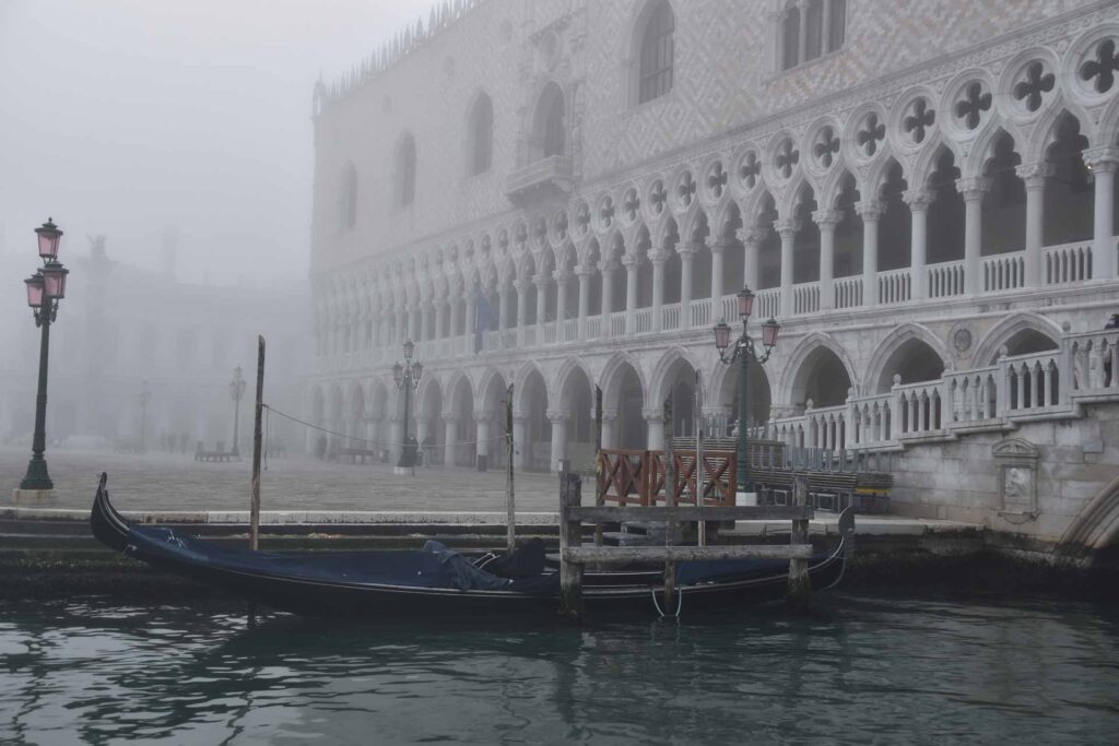 Panorama de Veneza no inverno sob neblina