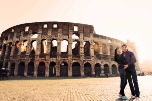 Casal em frente ao Coliseu em Roma, Italia.