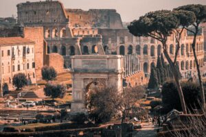 Anfiteatro do Coliseu em Roma sob o céu do outono