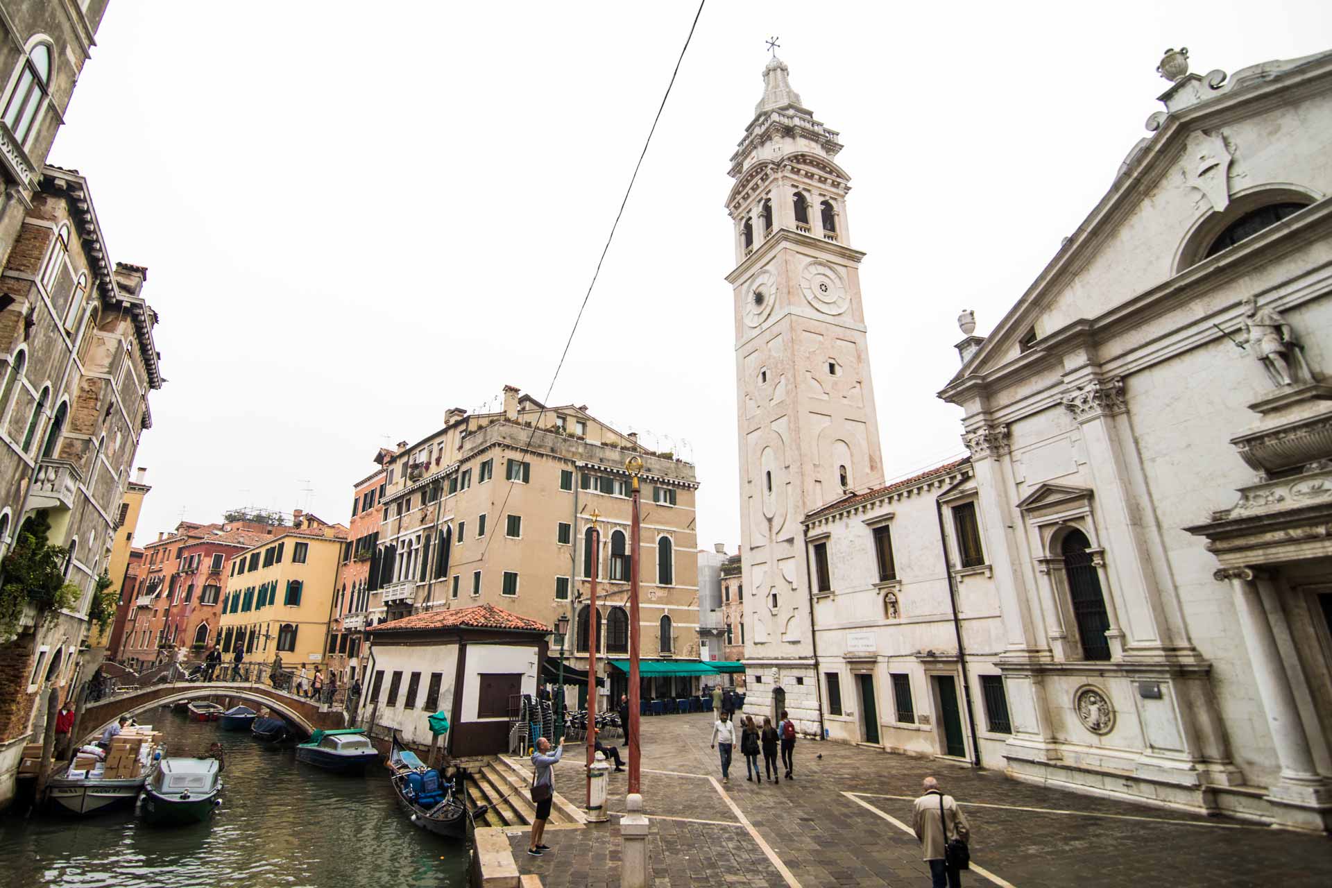 Pessoas caminhando em Veneza nao éepoca do outono