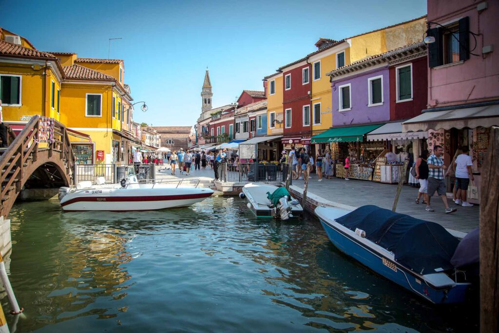 Pessoas caminhando em Veneza durante o Verão