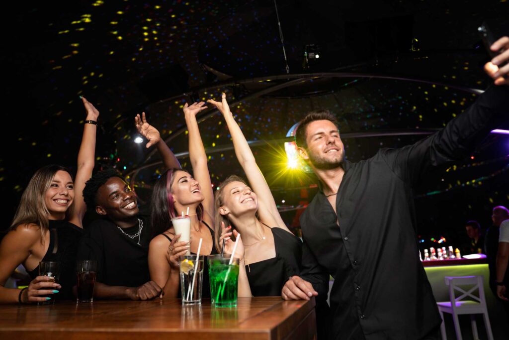 Grupo de amigos se divertindo na vida noturna de Roma