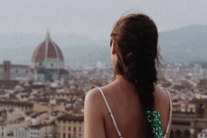 Panoramica de uma mulher olhando Florença do Piazzale Michelangelo