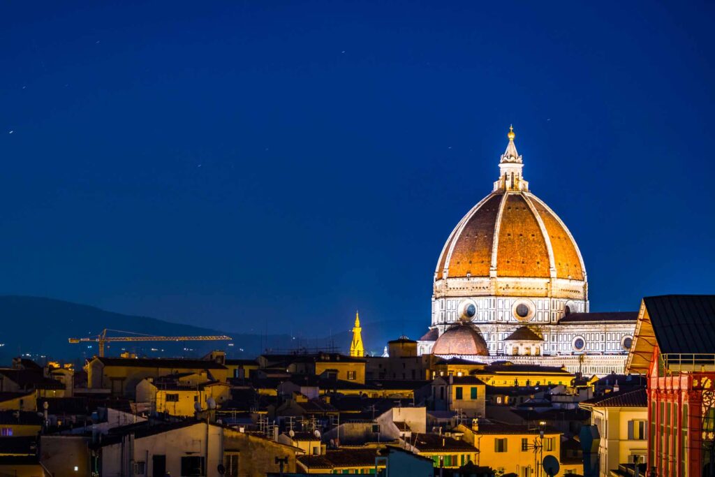 Foto da Catedral de Santa Maria del Fiore e dos edifícios em Florença à noite