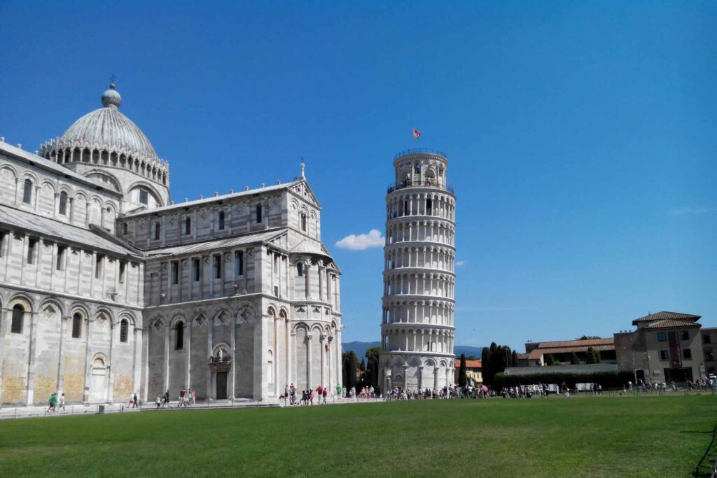 Imagem panoramica da Torre de Pisa.