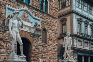 Vista da Piazza della Signoria com as estátuas de Davi de Michelangelo e Hércules e Caco.