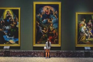 Garota apreciando os quadros expostos na Pinacoteca di Brera em Milão