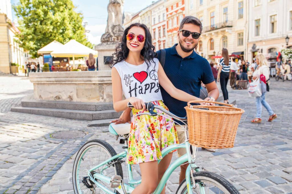 Um casal curtindo a cidade de Milão de bicicleta