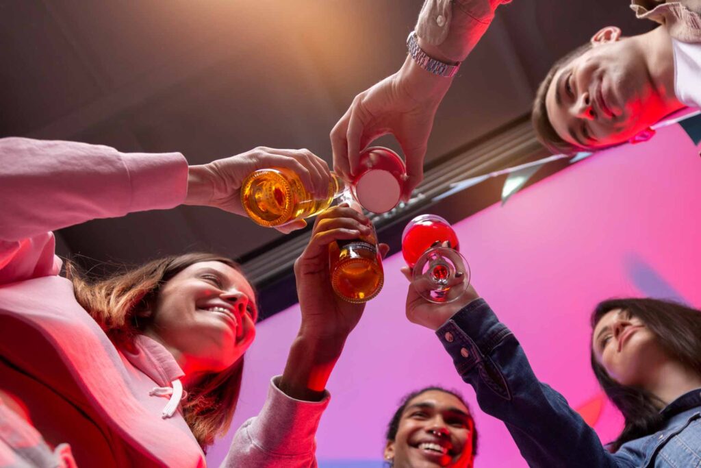 Amigos brindando durante a noite em Milão