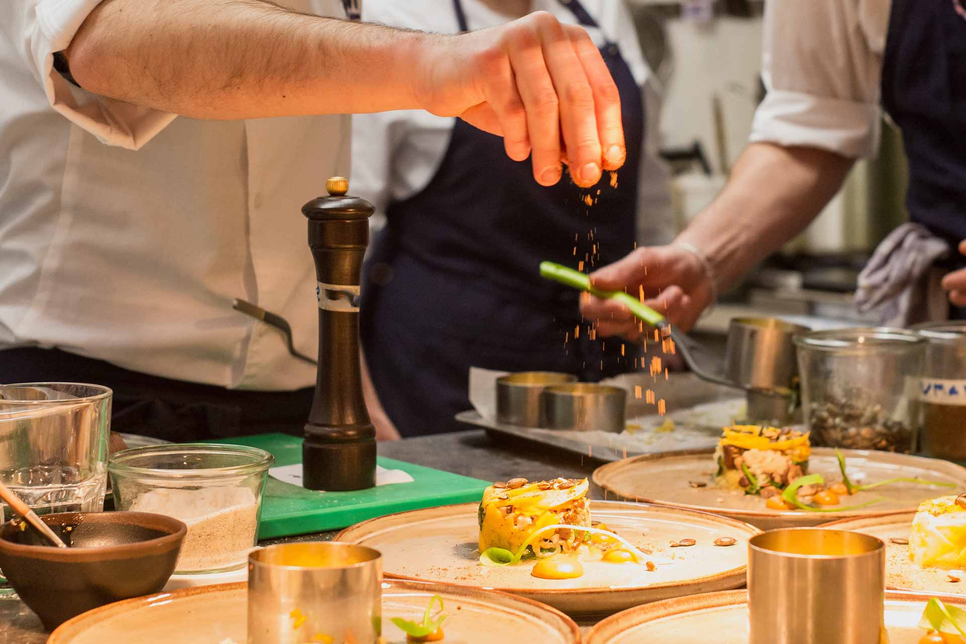 Chef preparando um pratos autêntico da culinária milanesa