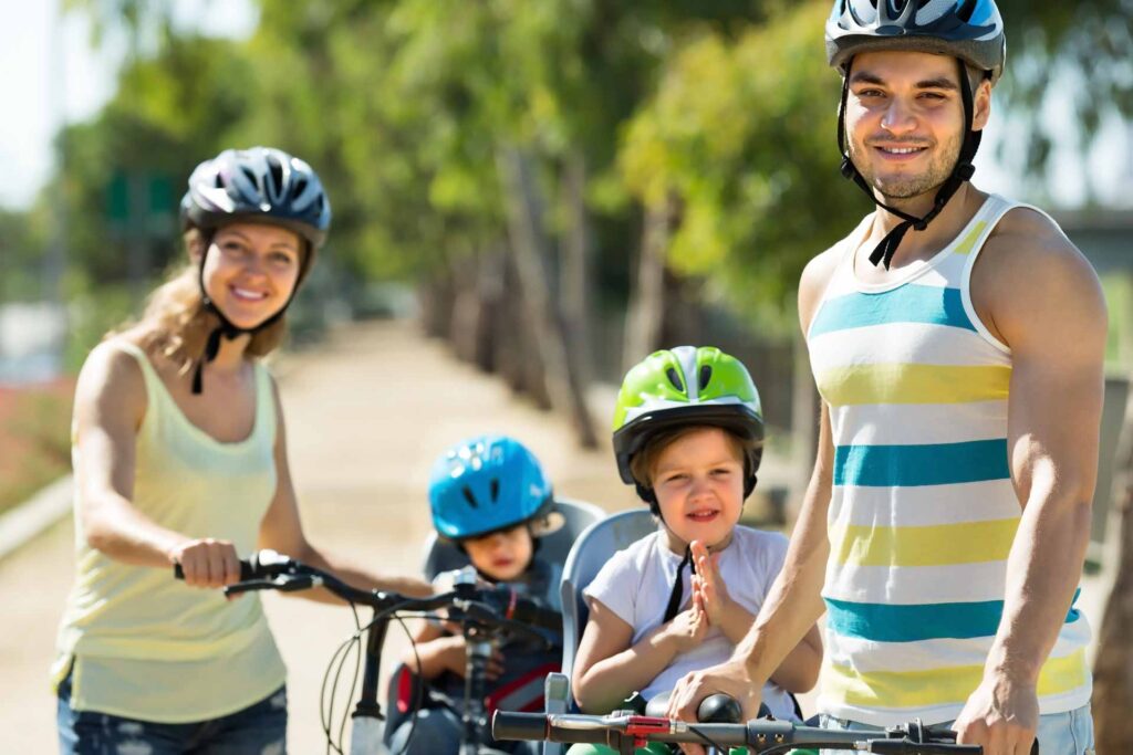 Família passeando por Milão em bicicleta