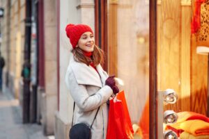 Mulher fazendo shopping em frente uma loja no inverno em Milão