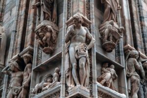 Detalhes das estatuas incrustadas na Fachada do Duomo de Milão