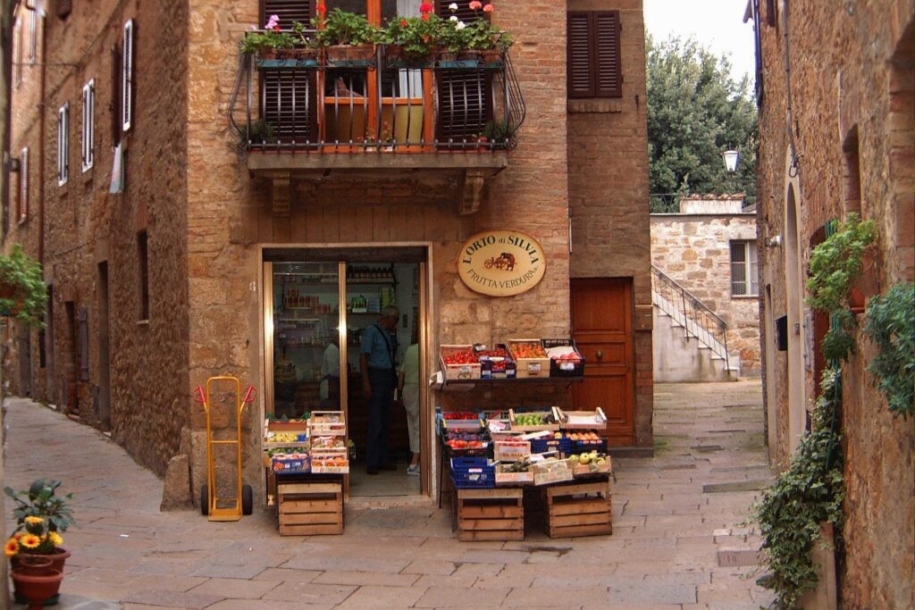 Fachada de uma pequena quitanda na cidade de Val d'Orcia perto de siena.