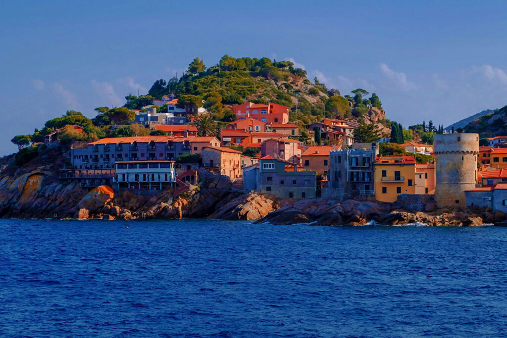 Toscana no verão apresenta muitas opções de passeios e aventuras, como a Ilha de Giglio, uma joia do Mediterrâneo